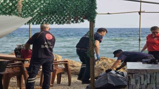 Denize giren 79 yaşındaki yaşlı adamın cansız bedenini kayalıklara savruldu