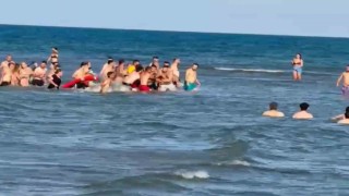 Denize giren aynı aileden 2si çocuk 3 kişi boğulma tehlikesi geçirerek hastaneye kaldırıldı