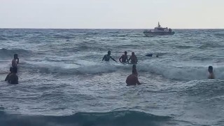 Denize giren yabancı uyruklu şahsın boğulma tehlikesi yaşadığı anlar kamerada