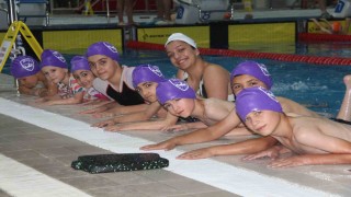 Denizi olmayan Gaziantepte günlük 3 bin kişiye yüzme öğretiliyor