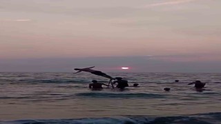 Denizin ortasına merdiven kurup, üzerinden atlayarak eğlendiler