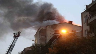 Denizlide 7 katlı apartmanın çatısı alevlere teslim oldu