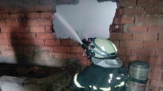 Depo yangını komşuların su taşıması ve itfaiyenin müdahalesiyle söndürüldü