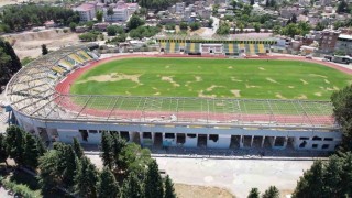 Depremde hasar gören 50 yıllık stadyum yerine yenisi yapılmak için yıkılıyor
