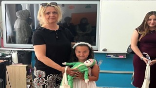 Derste ürettiklerini anaokulu öğrencilerine hediye ettiler