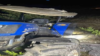 Devrilen traktörün altında kalan sürücü öldü