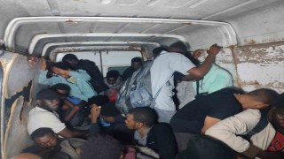 Didimde araç içerisinde 31 düzensiz göçmen yakalandı