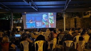 Dikilide açık hava sinemasına yoğun ilgi
