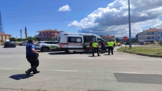 Direksiyon hakimiyetini kaybeden motosiklet sürücüsü yere düştü