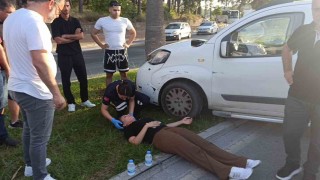 Direksiyon hakimiyetini kaybeden sürücü palmiyeye çarptı