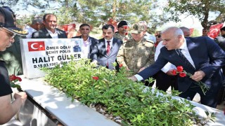 Diyarbakırda 15 Temmuz şehitleri kabirleri başında dualarla anıldı