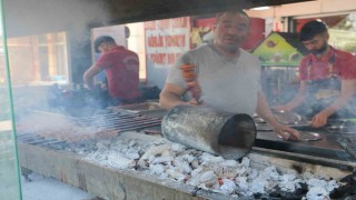 Diyarbakırda ciğer ustaları sıcak havaya rağmen ocakbaşından ayrılmıyor