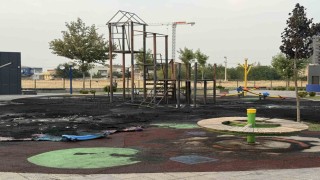 Diyarbakırda çocuk parkı alevlere teslim oldu