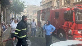 Diyarbakırda ev yangını: Cadde dumanla kaplandı
