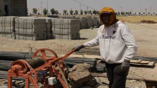 Diyarbakırda inşaat işçilerinin 49 derece kavurucu sıcaklar altında mücadelesi