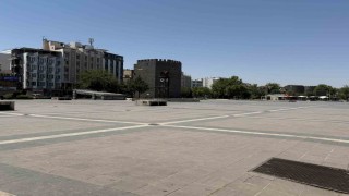 Diyarbakırda kavurucu sıcaklar tarihi mekanları boşalttı