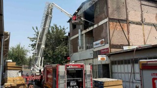 Diyarbakırda mobilya boya atölyesinde yangın: Dumanlar gündüzü geceye çevirdi