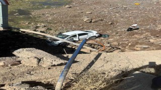 Diyarbakırda otomobil köprüden düştü: 1 yaralı