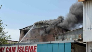 Diyarbakırda sanayi sitesinde bulunan kereste deposunda yangın çıktı. Bölgeye çok sayıda itfaiye ekibi sevk edildi. Söndürme çalışmaları devam ediyor.
