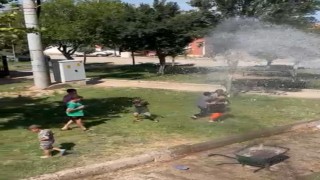 Diyarbakırda sıcaktan bunalan çocuklar tazyikli suyla serinledi