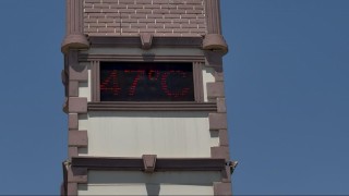 Diyarbakırda termometre 47 dereceyi gösterdi: Çocuklar havuzda, yetişkinler cami gölgesinde serinledi