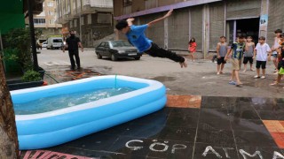 Diyarbakırlı esnaf sıcaktan bunalan çocuklara şişme havuz açtı