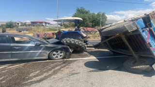 Doğanşehirde otomobil, traktör römorkuna çarptı: 2 yaralı