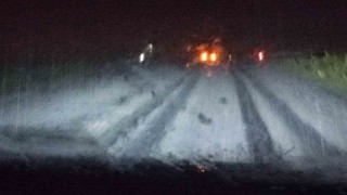 Dolu yağışı karayolunu beyaza bürüdü, sürücüler zor anlar yaşadı