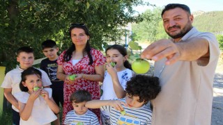 Don felaketinden korunan elmaları satmayıp bahçesine gelenlere ikram ediyor