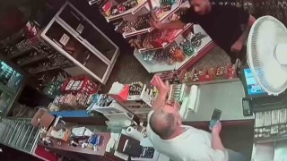 Dondurma iadesini kabul etmedi, pala ile saldırıya uğradı