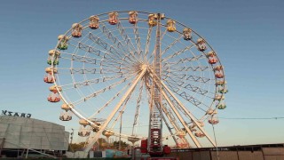 Dönme dolapta mahsur kalan 3 kişi, 42 metrelik itfaiye merdiveniyle kurtarıldı