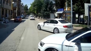 Düğün konvoyu için yol kesti, trafiği felç etti