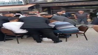 Düğün konvoyunun önünü kesip tavla oynadılar