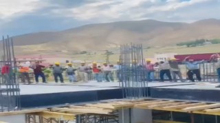 Düğün salonunda çalan müziğe eşlik eden işçilerin görüntüsü gülümsetti