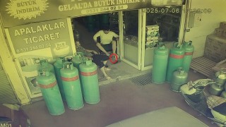 Dükkana giren yılan, esnafı sokağa fırlattı