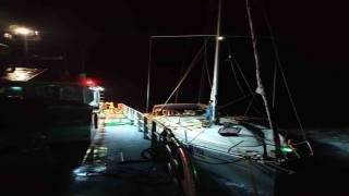 Dümen arızası yapan yelkenli tekne kurtarıldı