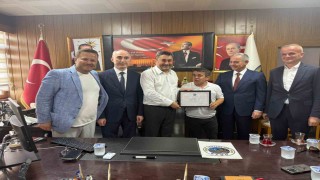 Dünya rekortmeni Halil Mutluya Çankırıda fahri hemşehrilik beratı