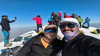 Dünyanın dört bir yanından gelen dağcılar, Ağrı Dağı zirvesine tırmandı