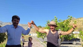 Dünyayı gezen Portekizli turist, Tortum Şelalesinde Erzurum havası oynadı