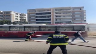 Durakta yolcu bekleyen halk otobüsünde yangın