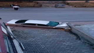 Duvara çarpan otomobilin sürücüsü yaralandı