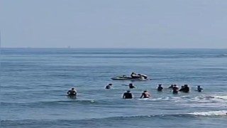 Düzcede denizde boğulma tehlikesi geçiren 4 kişiyi cankurtaranlar kurtardı