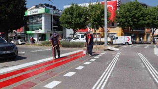 Düzcede yaya geçit çizgileri yenilenerek belirgin hale getiriliyor