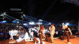 Ece Erken, Sinan Akçılı konserinde yalnız bırakmadı