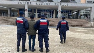 Edirnede aranan 2 kişi sınırda yakalandı