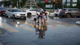 Edirnede içme suyu hattı yine patladı: Cadde göle döndü, vatandaş isyanda