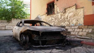 Edirnede park halindeki iki otomobil alev alev yandı