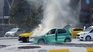 Edirnede seyir halindeki otomobil alev alev yandı