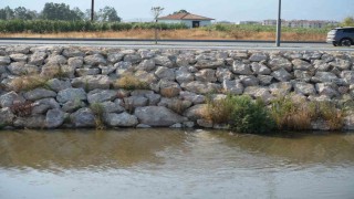 Edremit Çayından yayılan kötü koku tepkilere neden oldu