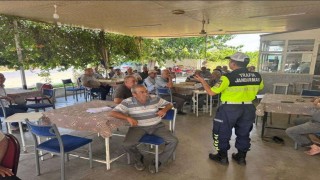 Efelerde motosiklet sürücülerine kask ve güvenli sürüş eğitimi